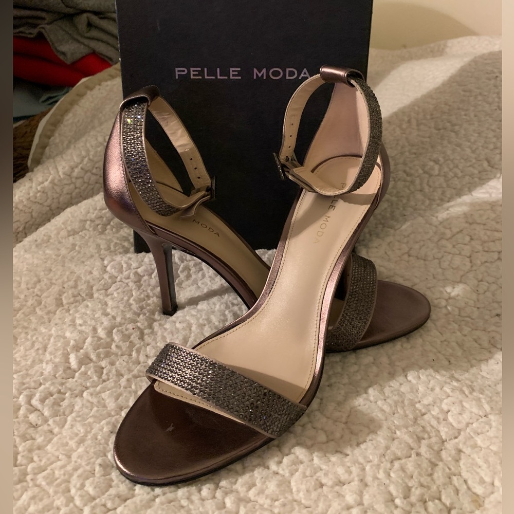 ***Designer heels*** Pelle Moda Kacey Pewter size 8